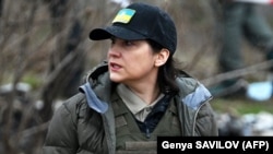 Главниот обвинител на Украина Ирина Венедиктова го посети местото на масовна гробница во градот Буча, северозападно од Киев, на 8 април.