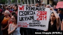 Під час акції протесту біля будівлі парламенту Грузії. Тбілісі, 22 червня 2019 року 