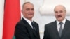Амбасадар Сэрбіі Велька Кавачэвіч і Аляксандар Лукашэнка, архіўнае фота