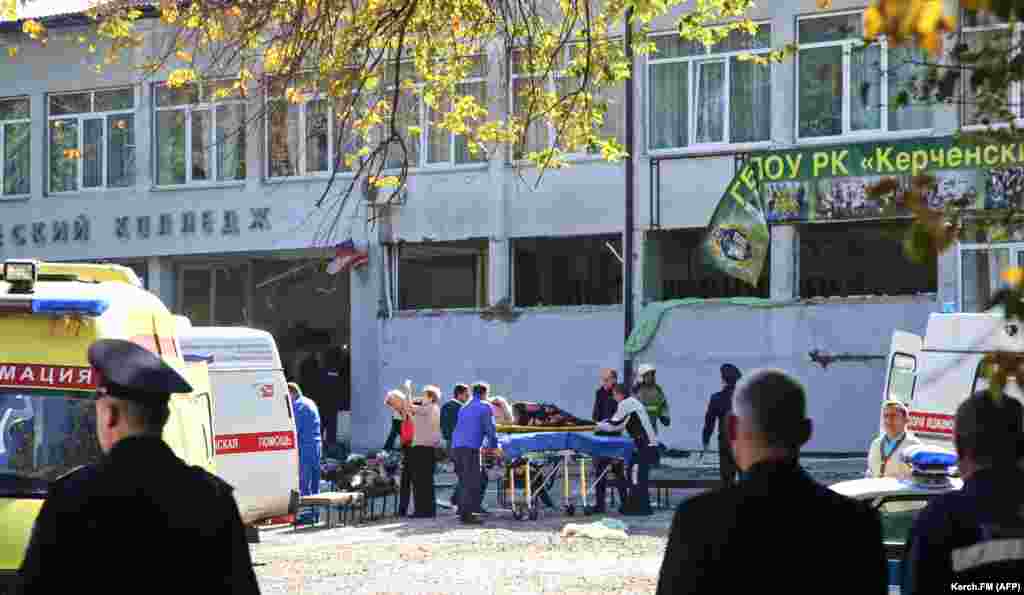 Спасатели несут жертву взрыва в колледже. Хронологию трагических событий в Керченском политехническом колледже можно прочитать тут&nbsp;