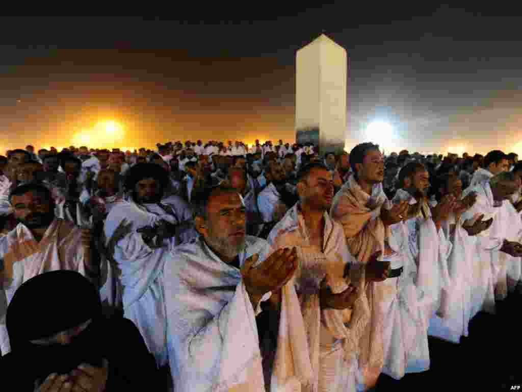 Musulmonlar muqaddas Arofat to'gida - SAUDI ARABIA, Mecca : Muslim pilgrims pray at Mount Arafat, southeast of the Saudi holy city of Mecca, on November 15, 2010. Pilgrims flooded into the Arafat plain from Mecca and Mina before dawn for a key ritual around the site where prophet Mohammed gave his farewell sermon on this day in the Islamic calendar 1,378 years ago. Pilgrims spend the day at Arafat in reflection and reading the Koran or Mulsim holy book. AFP PHOTO / MUSTAFA OZER 10POTW46