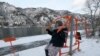 86-гадовая Антаніна Ярмохіна робіць штодзённыя фізычныя практыкаваньні на беразе ракі Енісей у сыбірскім горадзе Дзіўнагорск.