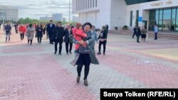 Группа женщин у Дома правительства в Нур-Султане. 14 сентября 2019 года.
