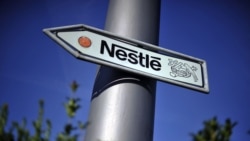 Иллюстративное фото.  Логотип Nestle на дорожном знаке рядом со штаб-квартирой компании в Веве, Швейцария (2011 год)