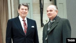 Ronald Reagan și Mihail Gorbaciov la Geneva, mijlocul anilor 1980