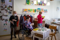 Каардынатарка майстэрні для людзей з інваліднасьцю Сьвятлана Пінчук (першая зьлева)
