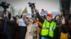 Бишкектин борбордук аянтындагы «REакция 2.0» митингине чыккан активисттер жана аны чагылдырган журналисттер, 18-декабрь, 2019-жыл.