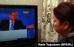 "Хабар" телеарнасын көріп отырған Алматы тұрғыны. (Көрнекі сурет)