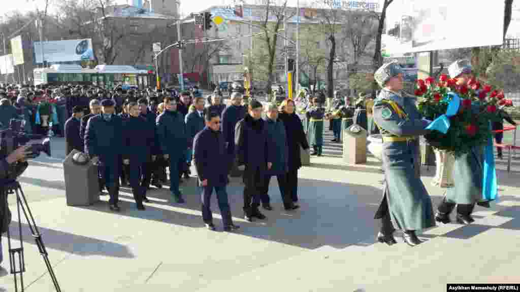 Аким города Алматы Бауыржан Байбек (в центре) и другие чиновники идут возлагать цветы к&nbsp;памятнику &laquo;Рассвет свободы&raquo;.