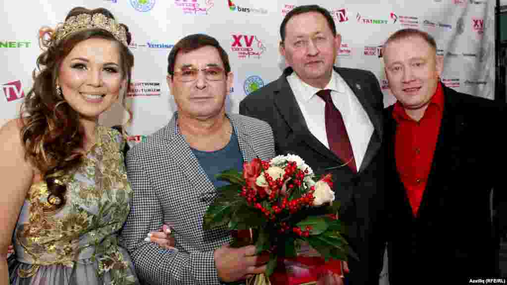 "Татар җыры 2014" лауреатлары Гүзәл Уразова, Салават Фәтхетдинов, Илназ Баһ һәм Татарстан мәдәният министры Айрат Сибагатуллин 