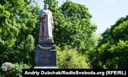 Пам’ятник радянському генералу Ватутіну, облитий червоною фарбою, і священник 18 травня 2017 року