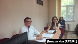 Журналист Динара Бекболаева с адвокатом Дауренбеком Момбаевым в суде по ее делу. Шымкент, 2 мая 2018 года.