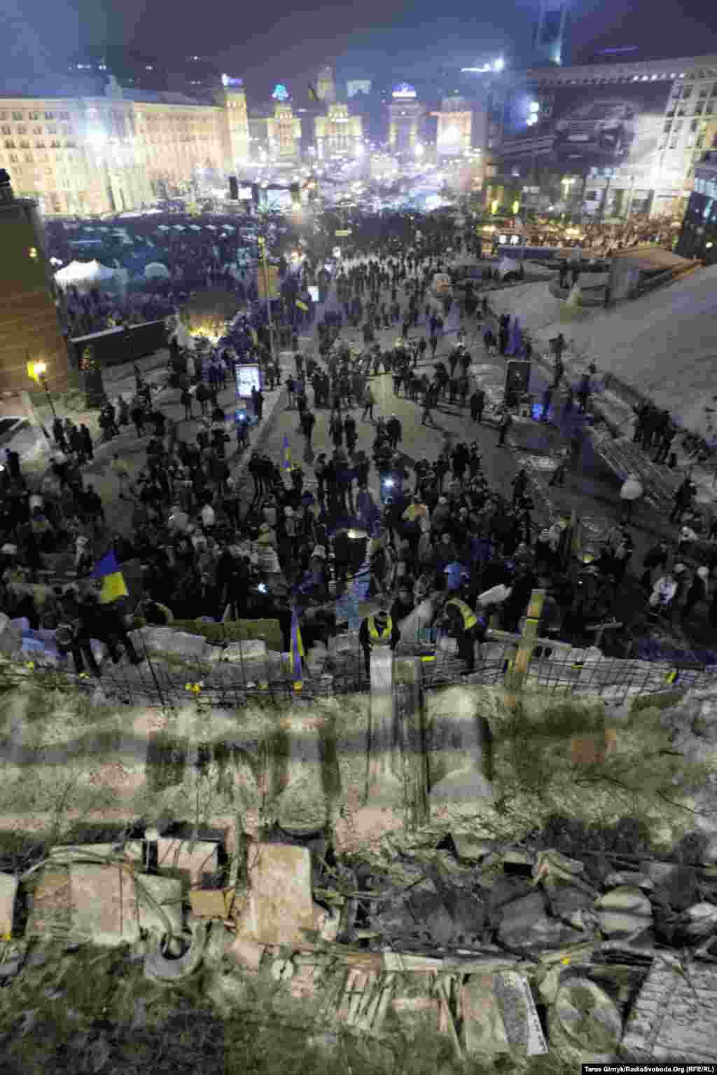 11 грудня. Активісти укріплюють барикади в очікуванні штурму