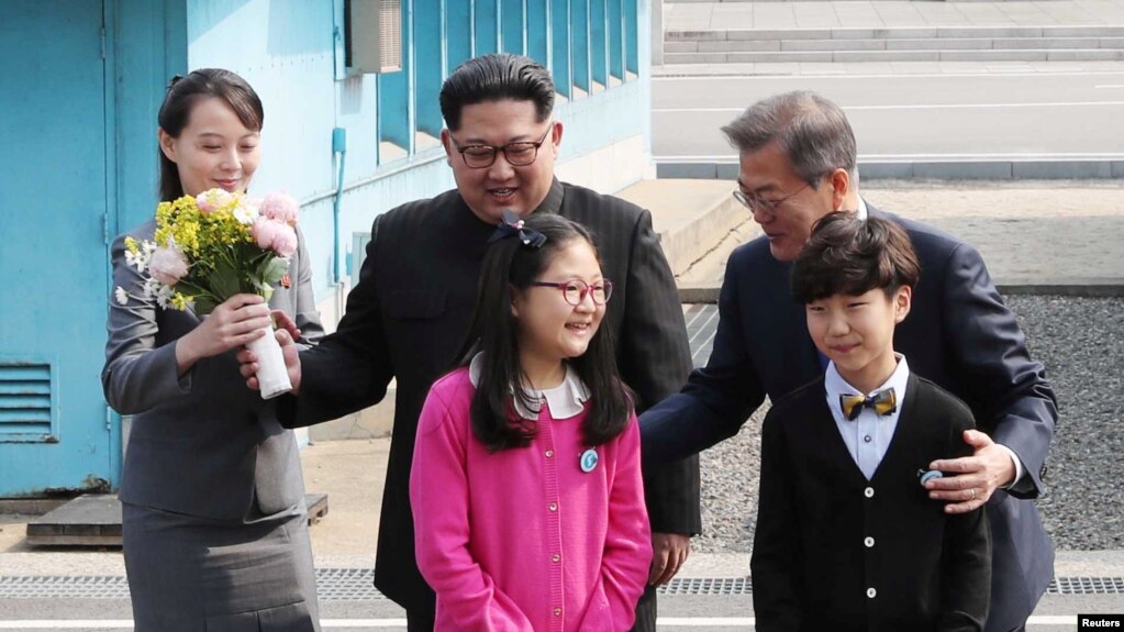 Ким Чен Ын и Мун Чжэ Ин в начале переговоров в Пханмунджоме. 27 апреля