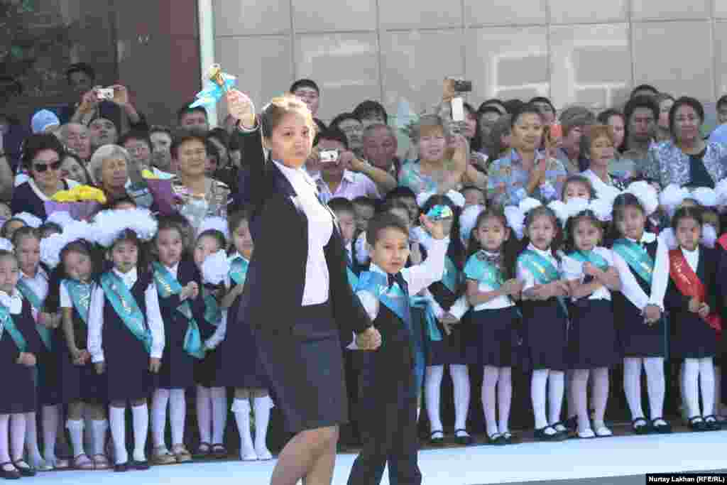 В этой казахстанской школе первоклассников на праздничной линейке можно было отличить по голубым лентам.