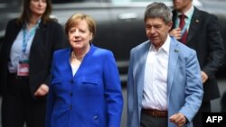 Odlazeća nemačka kancelarka Angela Merkel i njen suprug Joahim Zauer (Joachim Sauer)