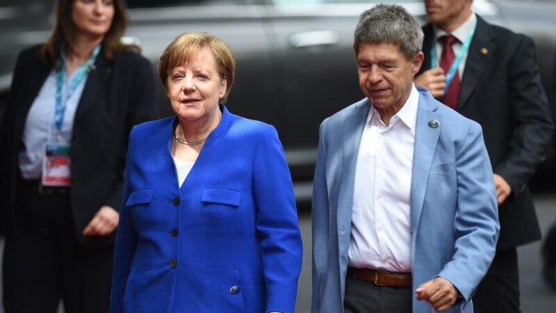 Suprug Angele Merkel osudio ‘uspavanost’ nevakcinisanih Nemaca 