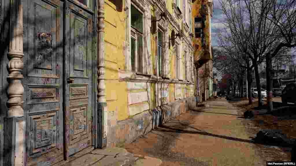 По улицам бродят экскурсионные группы школьников и студентов. Экскурсоводы рассказывают, что памятникам необходим ремонт, которого пока нет.&nbsp;