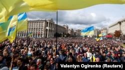 Віче «Зупинимо капітуляцію!» на майдані Незалежності у столиці України. Київ, 6 жовтня 2019 року 