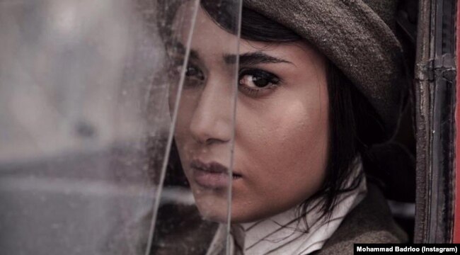تصویری از پریناز ایزدیار در فیلم سرخپوست (عکاس: محمد بدرلو)