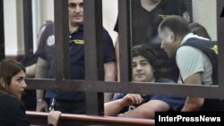 Михаил Каландия (в центре) на судебном процессе
