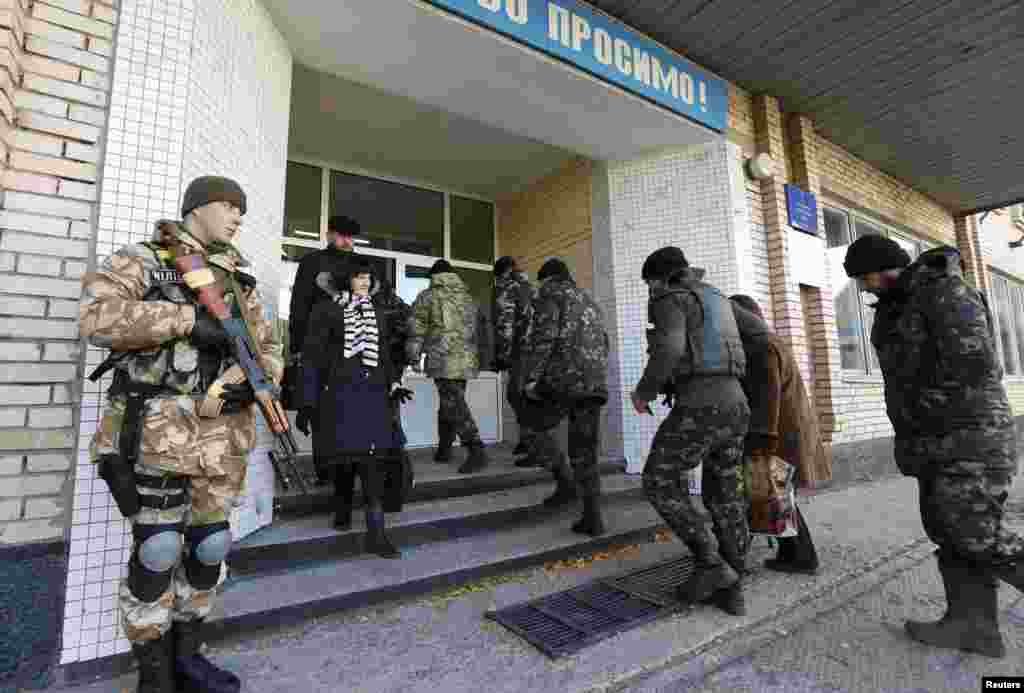 На вході до виборчої дільниці у Краматорську