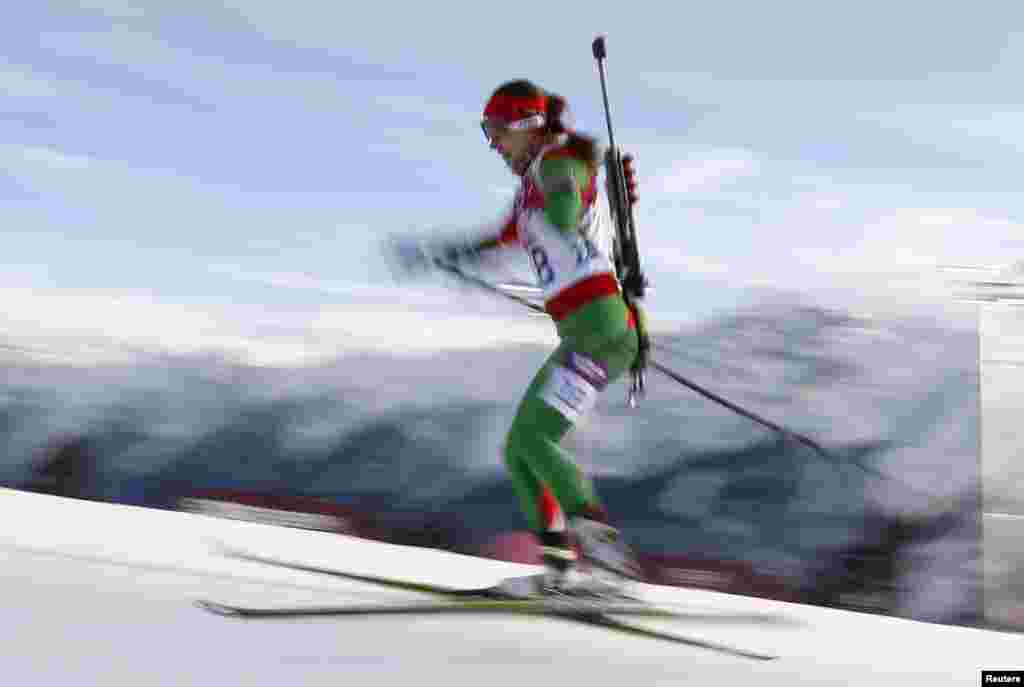 Silver medalist Nadezhda Skardino of Belarus skis during the women&#39;s 15-kilometer biathlon. (Reuters/Stefan Wermuth)