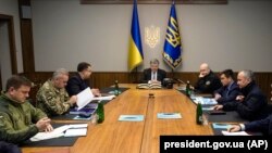 Президент Украины Петр Порошенко (в центре) на заседании Военного кабинета Совета национальной безопасности и обороны страны. Киев, 21 ноября 2017 года.