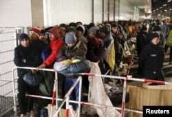 Мигранты в регистрационном центре в Берлине, декабрь 2015 года