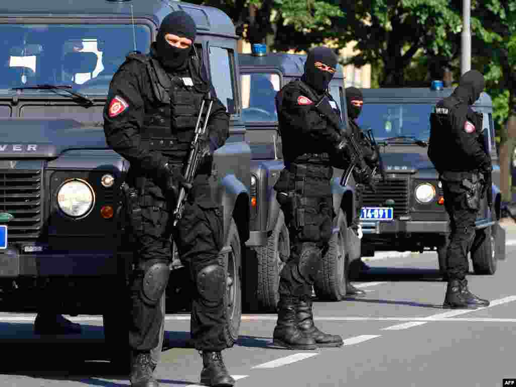Konvoj vozila u kojem se navodno nalazio i Ratko Mladić na putu ka beogradskom aerodromu