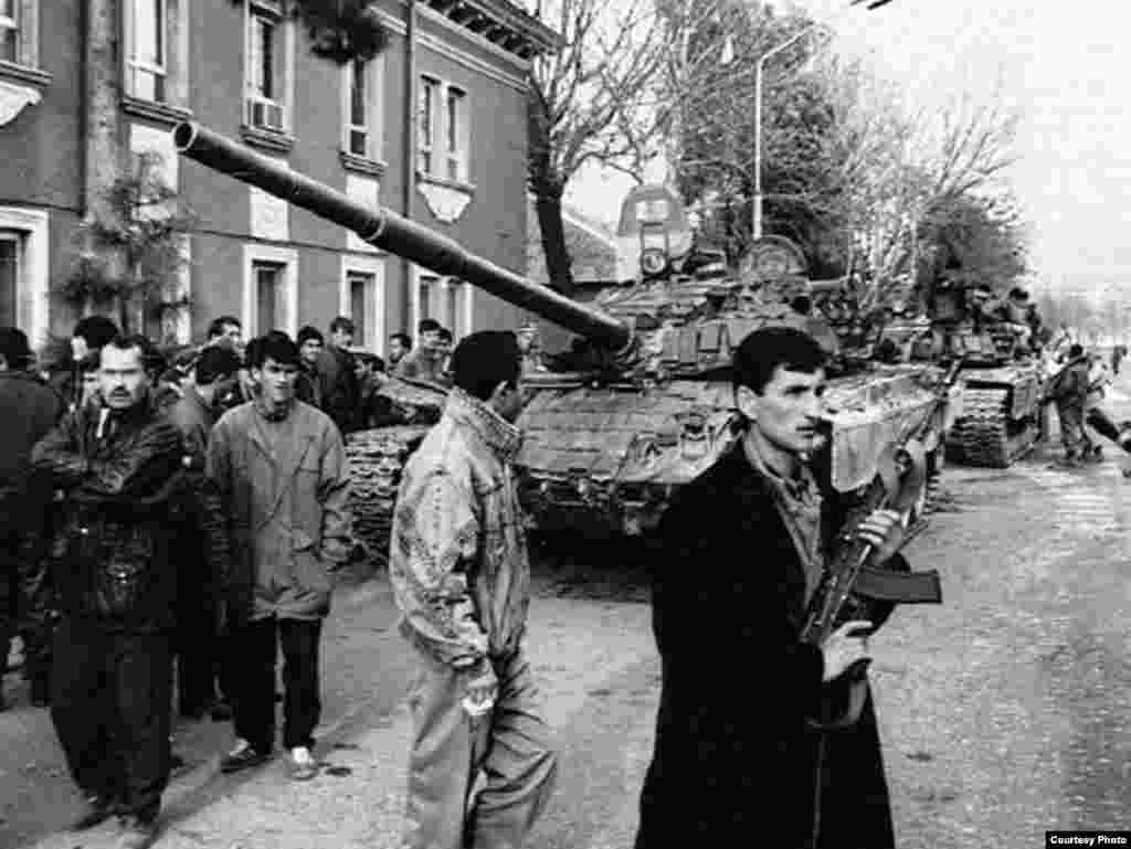 Tanks from a Russian base were deployed on the streets of the city of Bokhtar (then Qurghonteppe) in the summer of 1992.