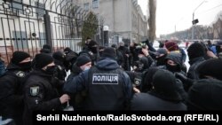 Фоторепортаж: акція на підтримку Навального в Києві закінчилася штовханиною