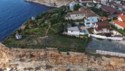 Схоже, Лебедєв мешкає в маєтку на скелястому березі із захопленим пляжем у Севастополі