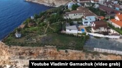 Вероятно, Лебедев живет в имении на скалистом берегу с захваченным пляжем в Севастополе
