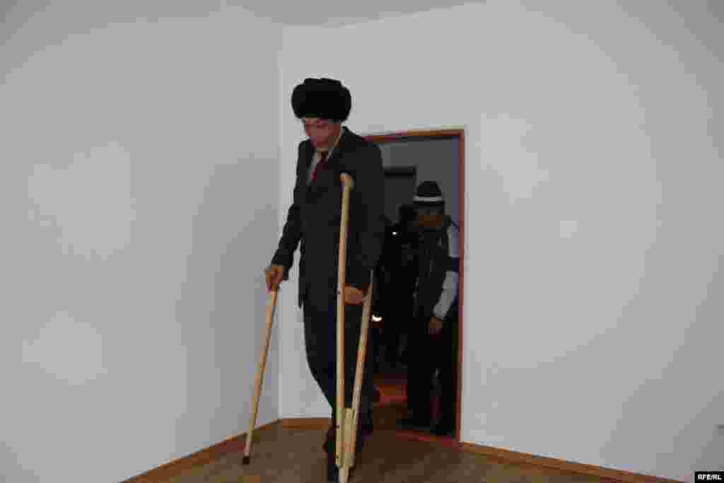 Бишкек шаар башчысы Нариман Түлеев Жеңишбек Райымбаевге батирдин ачкычы менен дарылануусу үчүн деп 20 миң сом каражат кошуп берди.