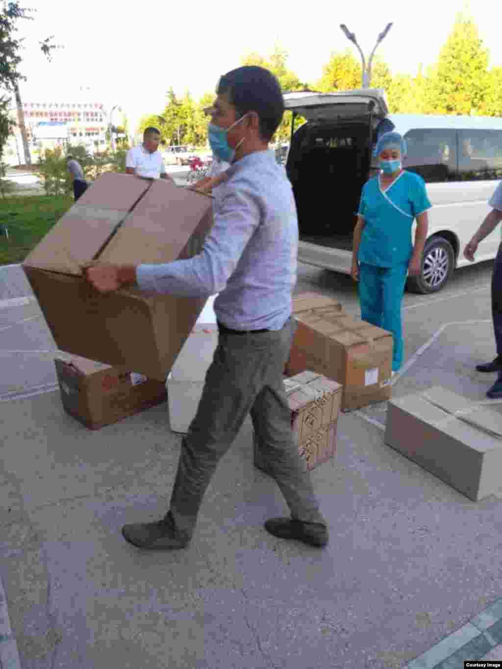 Neighboring&nbsp;Uzbekistan has donated protective gear and lab&nbsp;equipment to help Kyrgyzstan&#39;s Batken region​ deal with the rising number of&nbsp;COVID-19 cases. 