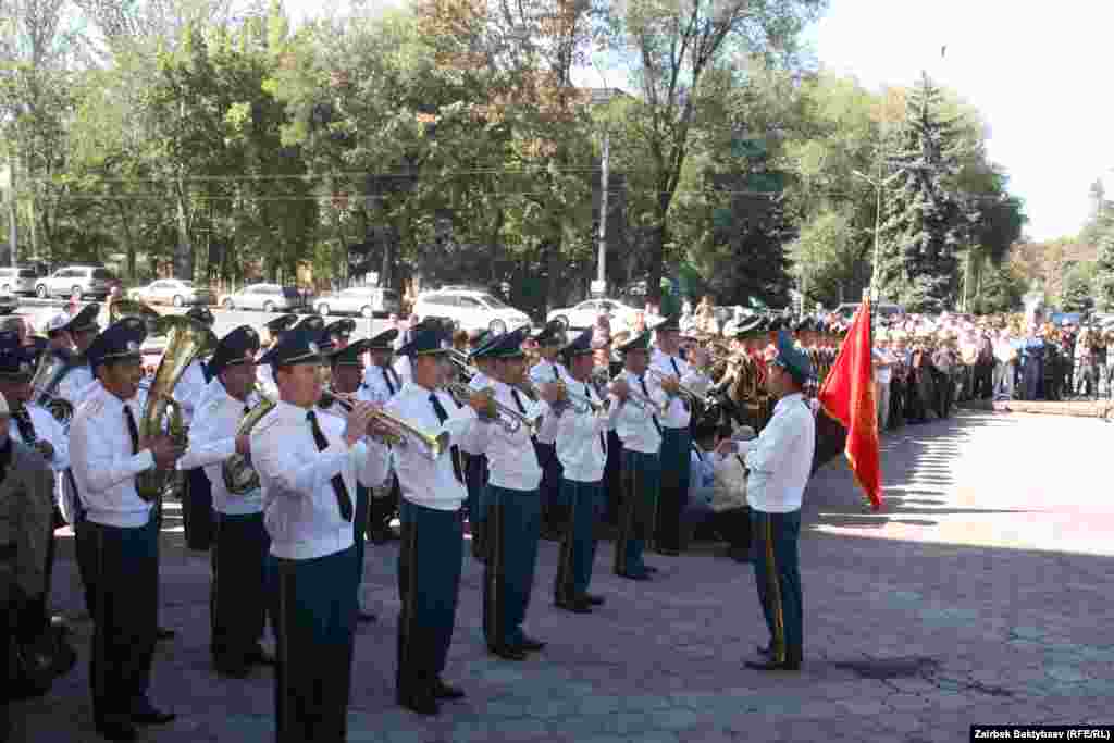 Акыркы сапарга узатуу иш-чарасын атайын мамлекеттик комиссия уюштуруп, ага мамлекеттик ишмер катары урмат-сый көрсөтүлдү.