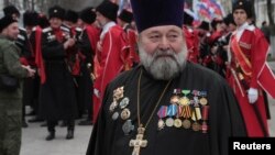 Архивное фото: православный священник и казаки на митинге в Симферополе 18 марта 2016 года