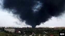 Aeroportuň töweregindäki separatistler gijelerine goşun pozisiýalaryny top okuna tutýarlar.