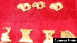 Золотые ювелирные украшения, найденные археологами в Карагандинской области. Июль 2010 года.