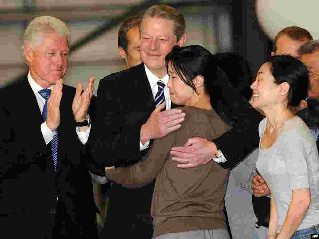 Бывший президент США Билл Клинтон и бывший вице-президент Альберт Гор с освобожденными их северокорейской тюрьмы журналистками в аэропорту города Бурбанк, штат Калифорния
