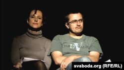 Сцэна са спэктаклю "Двое ў тваім доме"