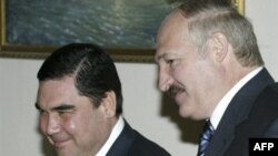 Turkmen President Gurbanguly Berdymukhammedov with his Belarusian counterpart, Alyaksandr Lukashenka (file photo)