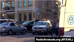 ...і, як наслідок, ДТП за участі таксі та позашляховика з номерами прикриття з кортежу