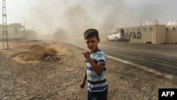 Dječak promatra ulazak turskih tenkova u Džarabulus, 25. avgust