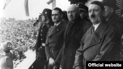 (зліва направо) Рудольф Гесс, Анрі Байє-Латур, Адольф Гітлер на церемонії відкриття Олімпіади в Гарміш-Партенкірхені 1936 року