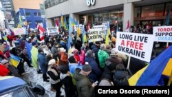 Під час акція на підтримку України і проти російської агресії біля генерального консульства Росії в Торонто, 6 лютого 2022 року