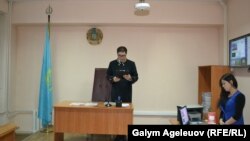 Суддя зачитує рішення закрити журнал «Адам», Алмати, 22 жовтня 2015 року