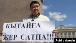 Оралдық белсенді Исатай Өтепов жер реформасына қатысты наразылық акциясын өткізіп тұр. Орал, 24 сәуір 2016 жыл. 