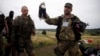 La Grabovo, un militar separatist pro-rus cu o jucărie culeasă din resturile avionului malaez
